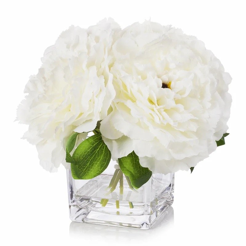 Arreglo de peonías blancas en florero de cristal