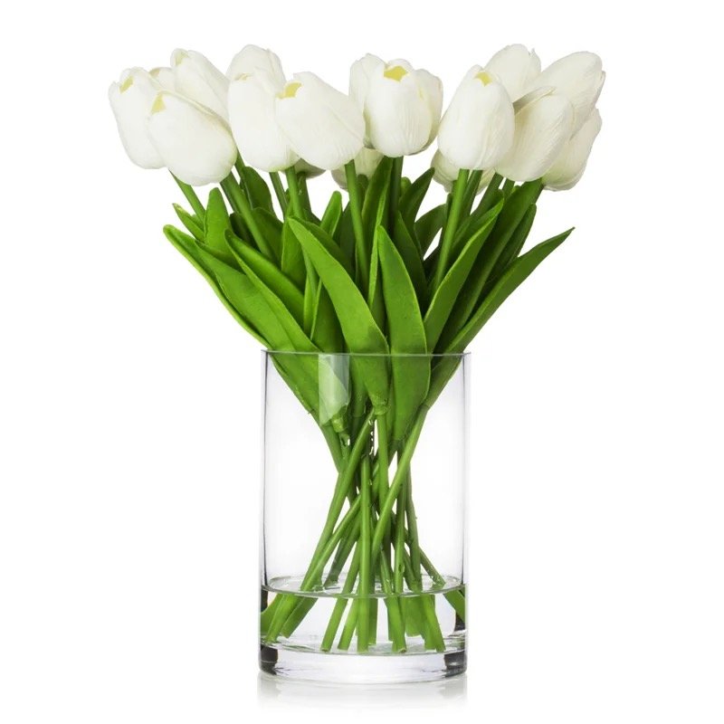 Ramo de tulipanes blancos en florero de cristal